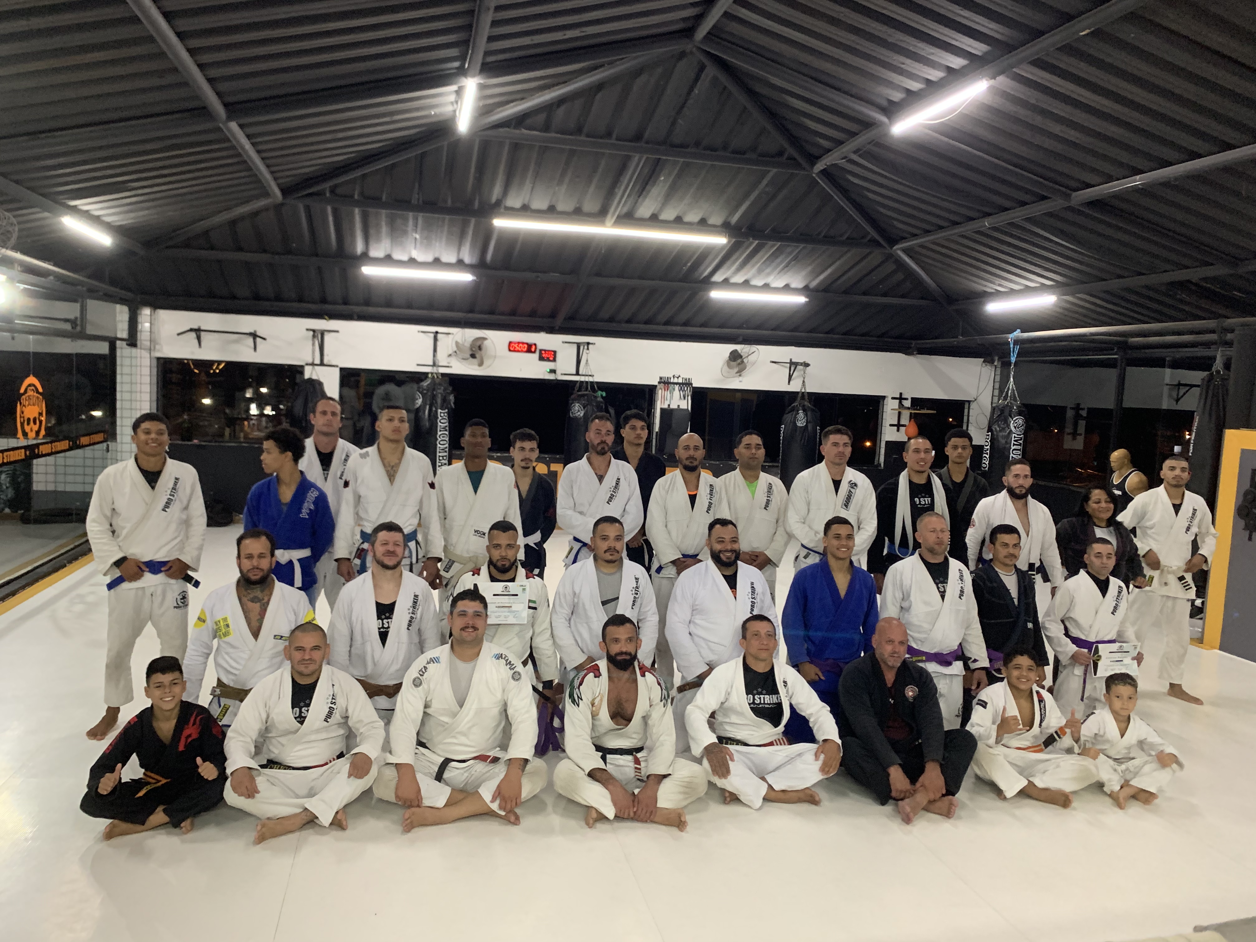 Alunos e professores reunidos em uma grande foto de equipe