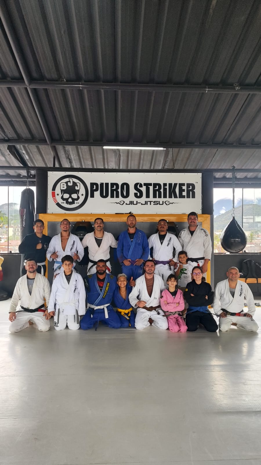 Grupo de alunos e professores de kimono na Puro Striker