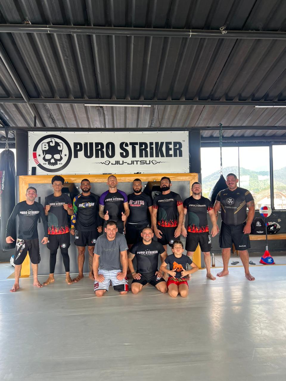 Equipe reunida após o treino sem kimono